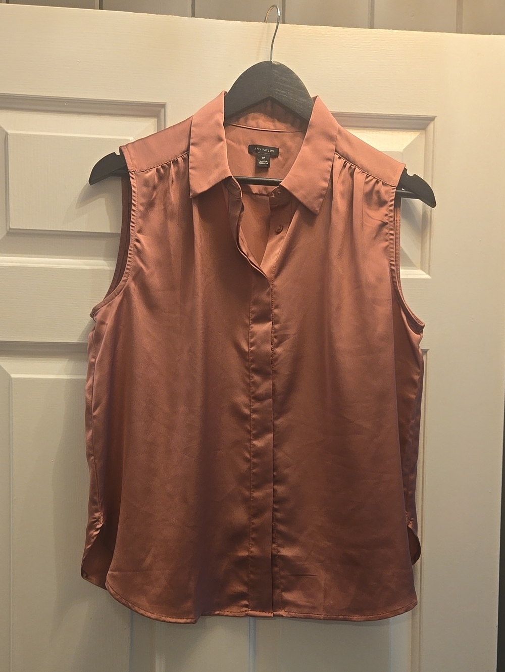 Ann Taylor Sleeveless Satin Collared Button Down Top in Dusty Rose